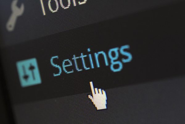 无限制ai聊天软件设置页截图，包含隐私选项开关、对话记录保存方式选择、本地缓存清理按钮，界面以橄榄绿与米色为主